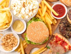 Makanan yang Memicu Jerawat: Memahami Hubungan Antara Diet dan Kesehatan Kulit